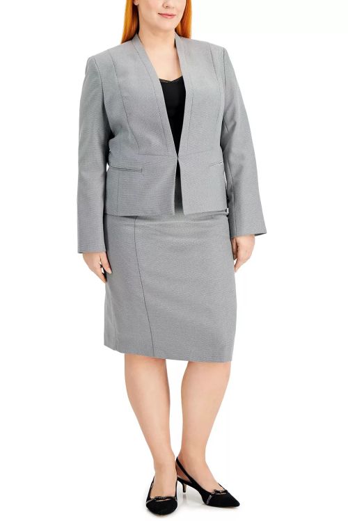 Le Suit Collarless Hook & Eye Closure at Front Shoulder Pads Side Welt Pockets Crepe Jacket with Skirt (Plus Size)